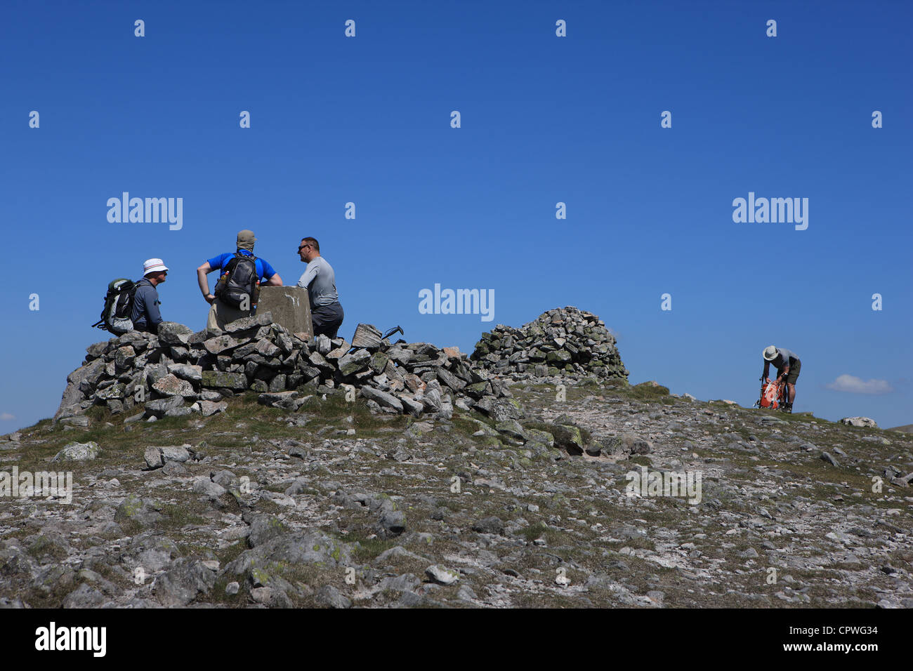Wanderer auf dem Gipfel des Carn Liath, einer der Gipfel der Beinn A' Ghlo in den Mounth zwischen Drumochter und Aberdeen in Schottland Stockfoto
