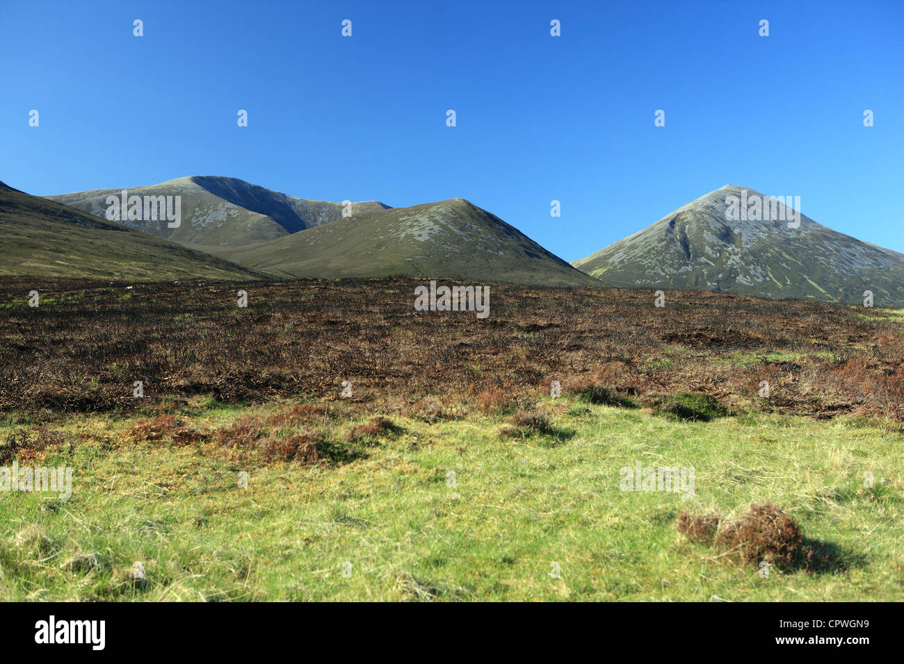 Zwei von den Gipfeln der Beinn eine "Ghlo, einen steinigen Berg von vielen entfernten Gipfeln und Karen. Braigh Coire Chrunn-Bhalgain auf der linken Seite Stockfoto