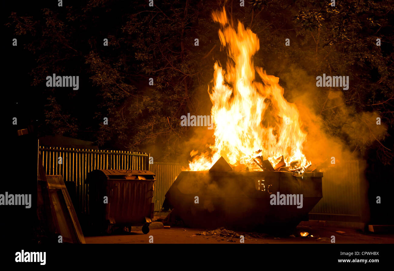 Feuer in der Stadt-Nacht: brennende Abfallbehälter Stockfoto