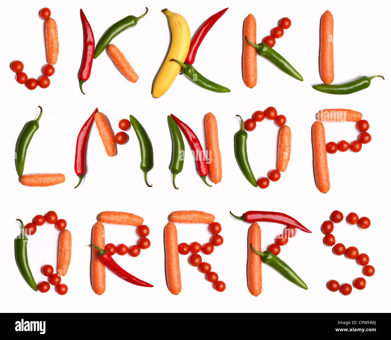 J-K-L-M-N-O-P-Q-R-S Alphabet Buchstaben gemacht mit frischem Gemüse auf dem weißen Hintergrund (isoliert auf weiss).  Machen Sie Ihr eigenes Wort Stockfoto