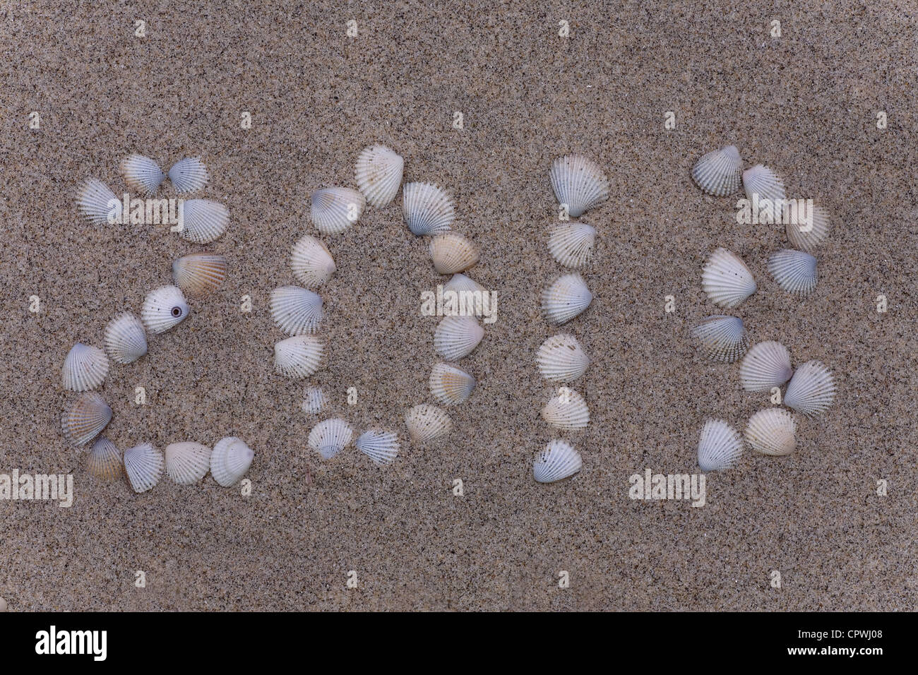 Neujahr 2013 Zahlen Zeichnungen von Shell in den Sand am Strand Stockfoto