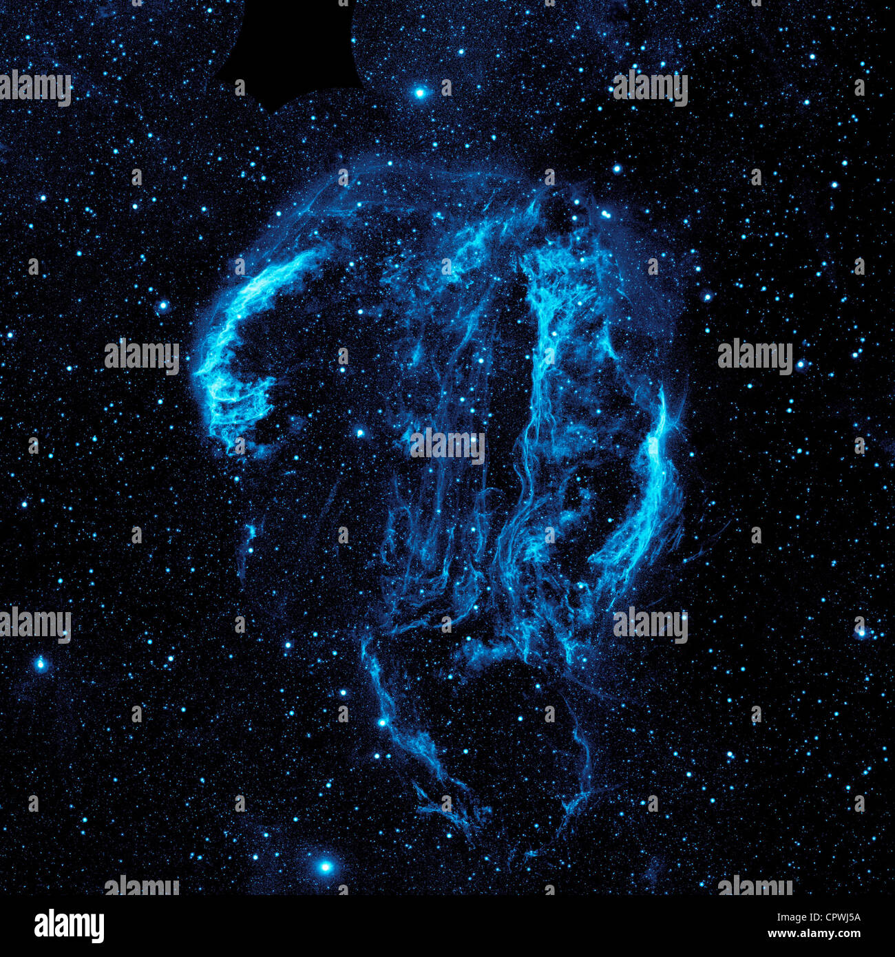 Die NASA nahm ein ultraviolettes Bild des Cygnus-Schleifennebels auf und zeigte ionisierte Gasstrukturen, Supernova-Überreste und die Verteilung von stellarem Material im interstellaren Raum für astrophysikalische Studien. Stockfoto