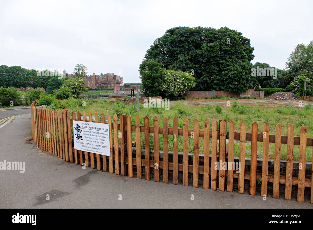 Chaotisch Ödland in der Nähe von Hampton Court Station England UK Stockfoto