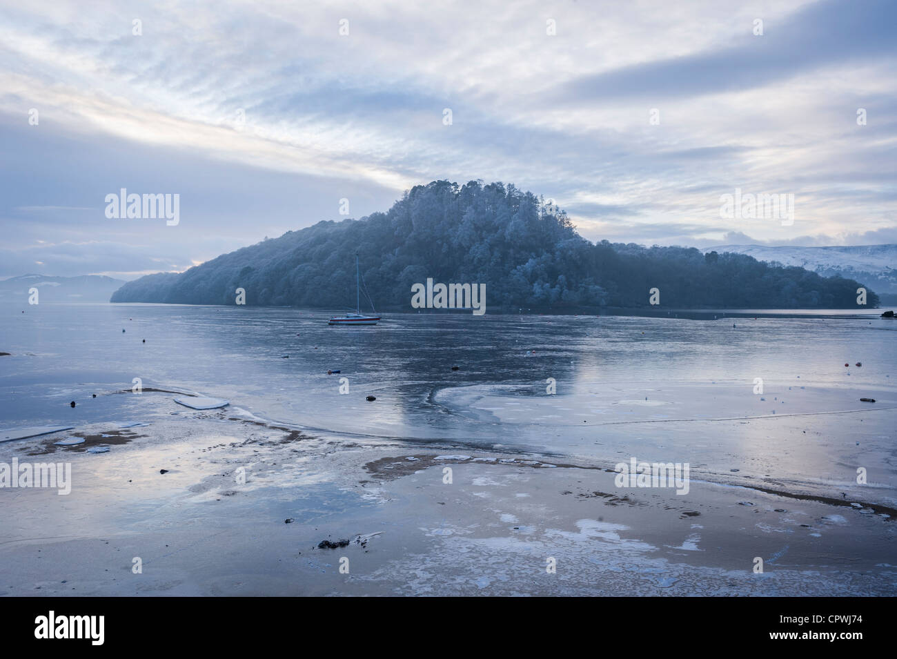Gefrorenes Wasser im Winter, Loch Lomond, Schottland, Vereinigtes Königreich  Stockfotografie - Alamy
