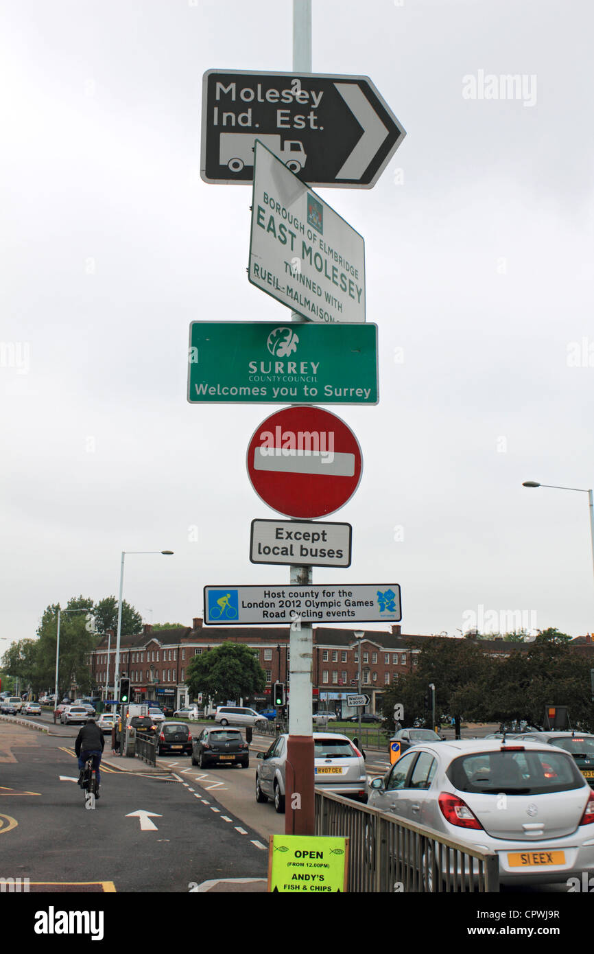 Laterne mit mehreren Zeichen in der Nähe von Hampton Court Station Surrey England UK Stockfoto