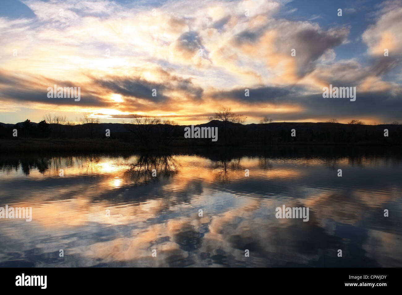Sonnenuntergang spiegelt sich im Wasser des Sees Stockfoto