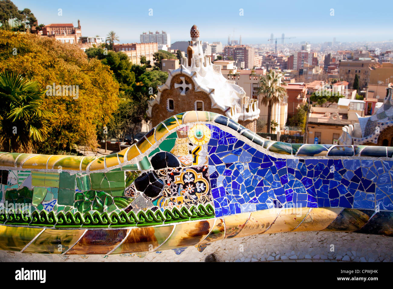 Barcelona Park Güell von Gaudi Fliesen Mosaik Serpentin Bank moderne Stockfoto