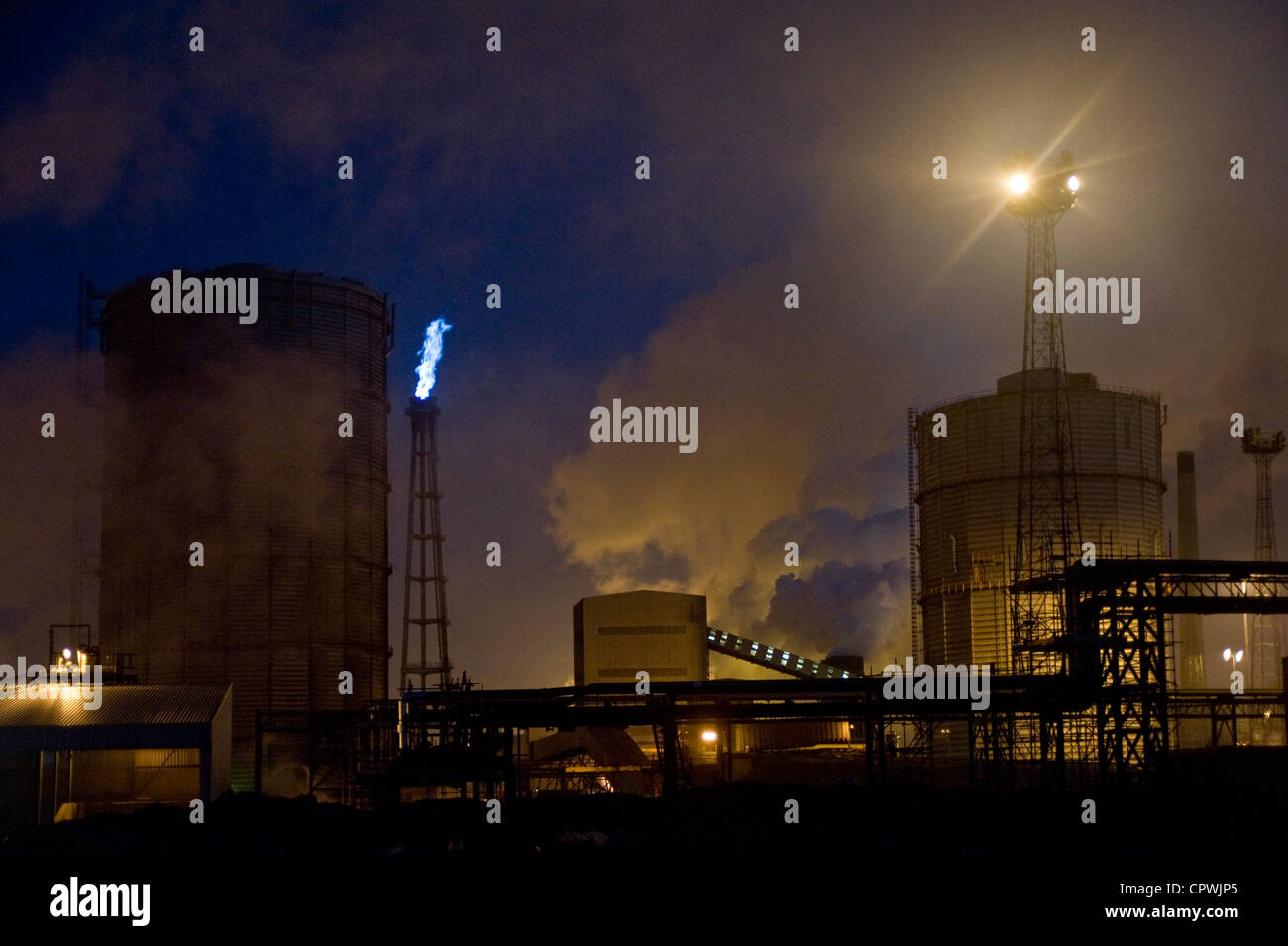 Nacht im ehemaligen britischen Stahlwerk in Redcar, jetzt Betrieben von sahaviriya Stahlindustrie (SSI). Stockfoto