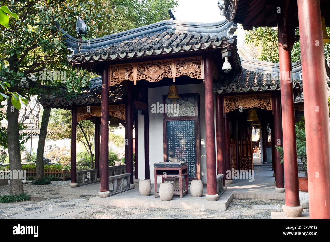Ein steinernes Monument und Pavillon in Hanshan Tempel Stockfoto