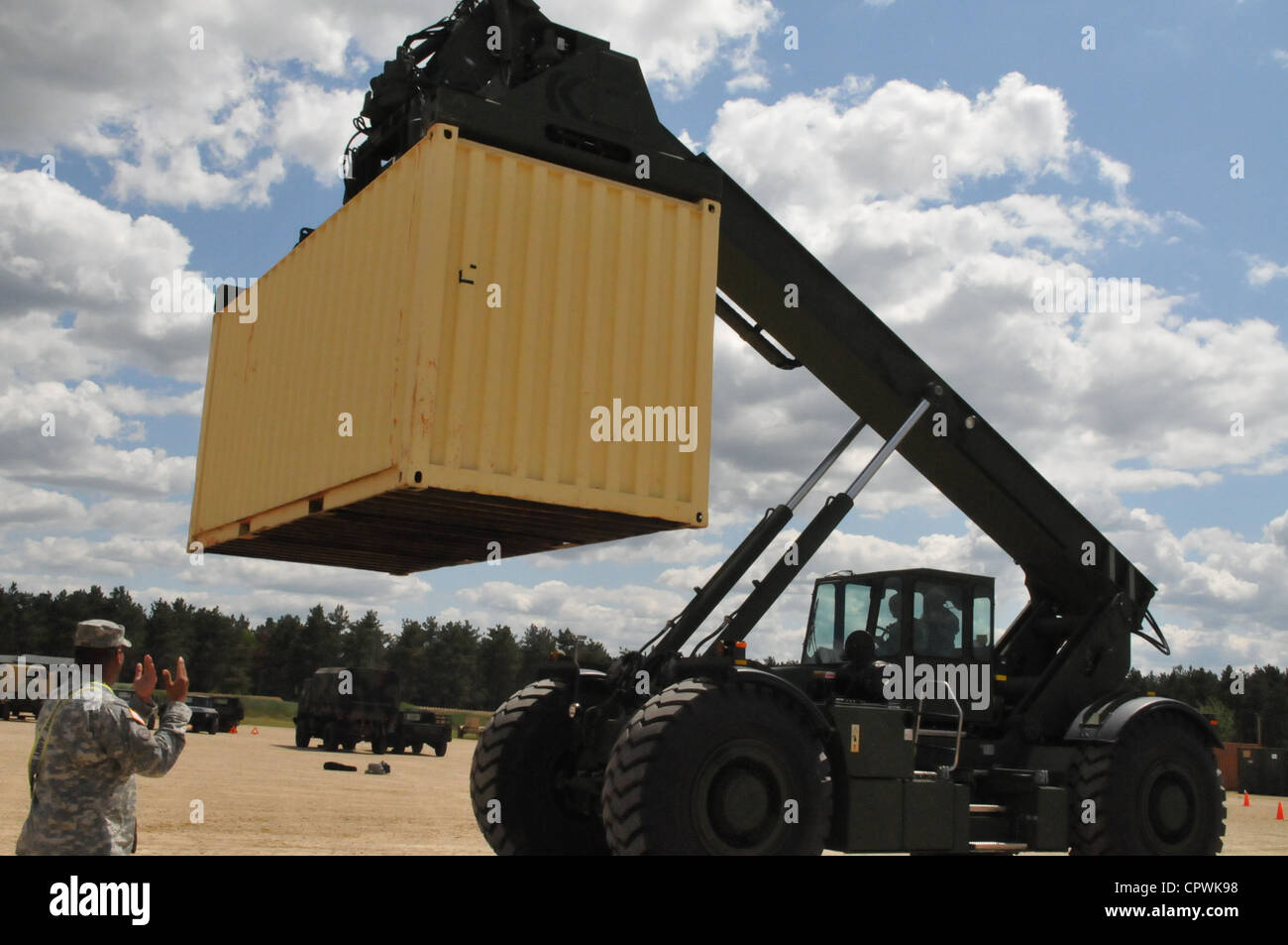 Sgt. Anthony Gomez, 453Rd Inland Cargo Transport Unternehmen, Corpus Christi, Texas, bietet Boden leiten Signale für die Betreiber der Grobe Gelände des Containers, RT 240, während der Übung Red Dragon 2012 am Fort McCoy, Wis. Stockfoto