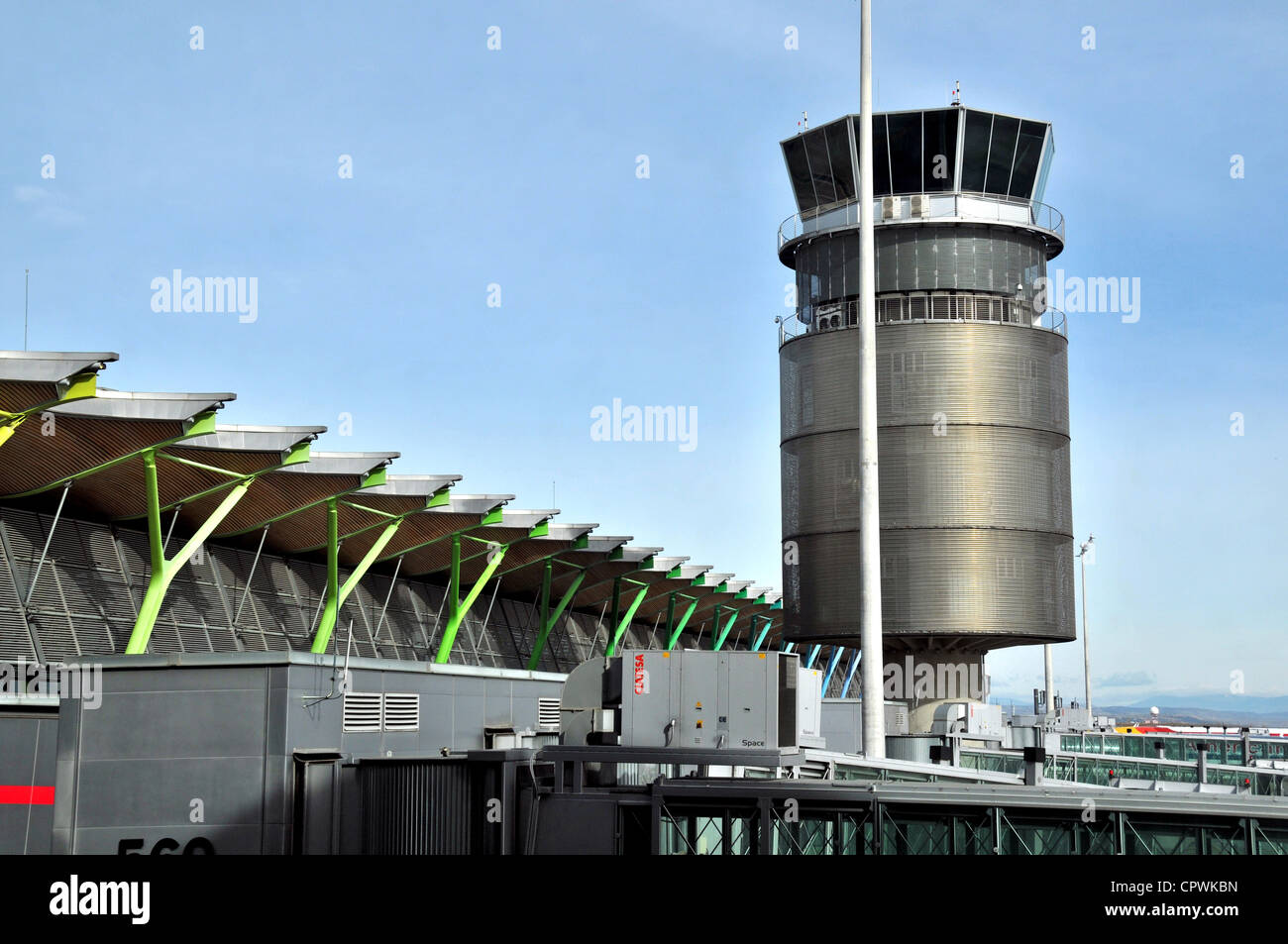 Control Tower zum internationalen Flughafen Barajas Madrid Spanien Stockfoto