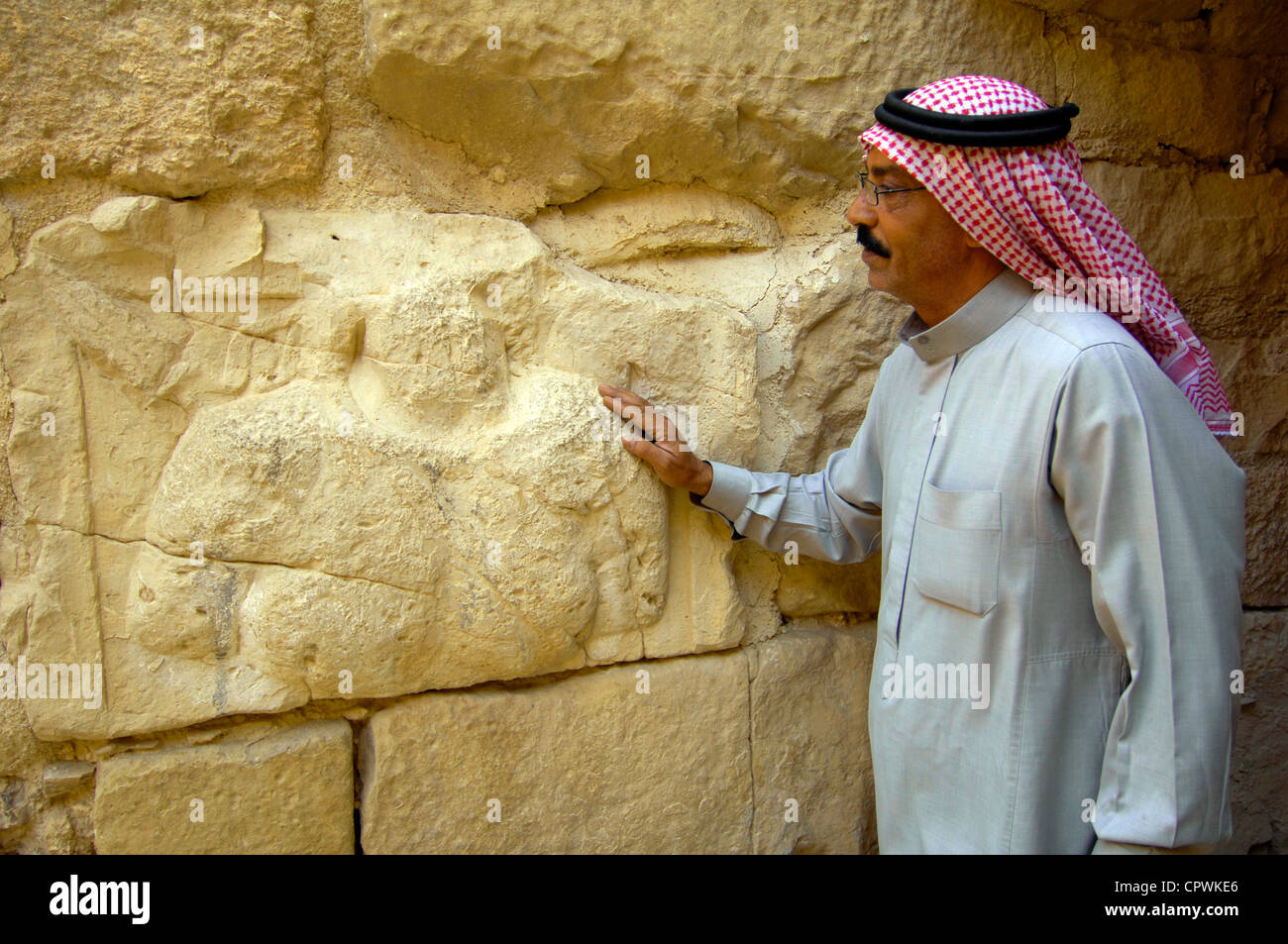 Asien Jordanien Schloss von Kerak Crusader Festung von 12 St Jahrhundert A Guide zeigt eine Figur des Saladin in Stein Stockfoto