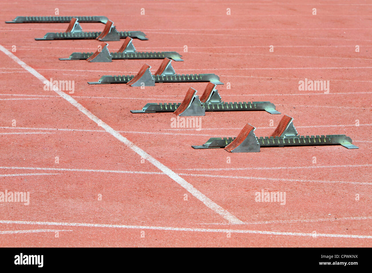 Leichtathletik-Startlöchern auf einem roten Laufstrecke im Stadion. Stockfoto