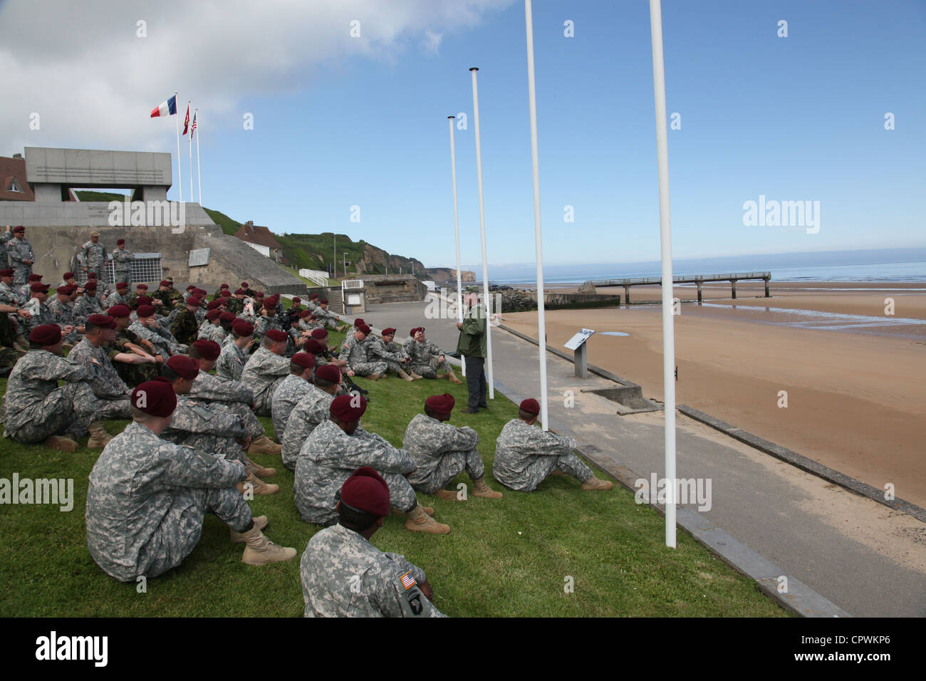 Die US-Armee und die britischen Fallschirmjäger verschiedener Luftlandeeinheiten besuchen Omaha Beach, um den 68. Jahrestag der Invasion des D-Day am 1. Juni 2012 zu gedenken. Fallschirmjäger aus den alliierten Nationen versammeln sich als Col. (Pensionierter) Keith Nightengale, erinnert an die Schlacht um die Befreiung von Nazi-besetzten Europa während des Zweiten Weltkriegs, die mit der D-Day-Invasion am 6. Juni 1944 begann. Die Gedenkfeier, die auch Zeremonien für die über 9,000 Soldaten umfasst, die während der Invasion und der Flugoperationen ihr Leben gaben, ermöglicht es den beteiligten Ländern, die vor 68 Jahren gefallen sind, zu ehren. Stockfoto