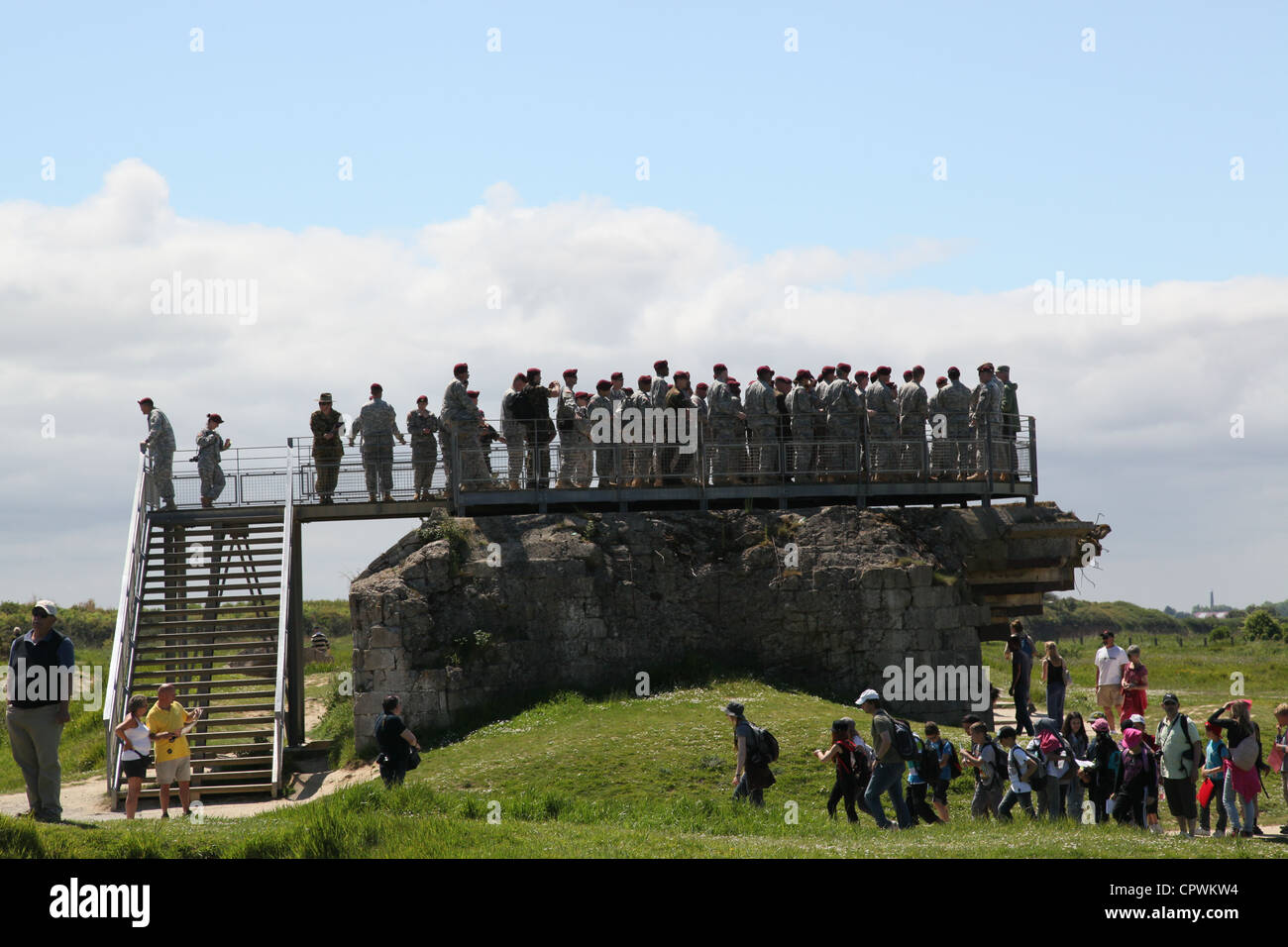 Die US-Armee und die britischen Fallschirmjäger verschiedener Luftlandeeinheiten besuchen Pointe Du Hoc, um an den 68. Jahrestag der Invasion des D-Day am 1. Juni 2012 zu erinnern. Fallschirmjäger aus den alliierten Nationen versammeln sich als COL (pensionierter) Keith Nightengale, erinnert an die Schlacht um die Befreiung von Nazi-besetzten Europa während des Zweiten Weltkriegs, die mit der D-Day-Invasion am 6. Juni 1944 begann. Die Gedenkfeier, die auch Zeremonien für die über 9,000 Soldaten umfasst, die während der Invasion und der Flugoperationen ihr Leben gaben, ermöglicht es den beteiligten Ländern, die vor 68 Jahren gefallen sind, zu ehren. Stockfoto