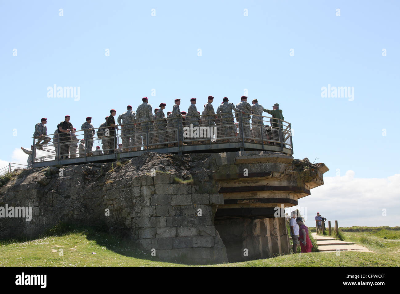 Die US-Armee und die britischen Fallschirmjäger verschiedener Luftlandeeinheiten besuchen Pointe Du Hoc, um an den 68. Jahrestag der Invasion des D-Day am 1. Juni 2012 zu erinnern. Fallschirmjäger aus den alliierten Nationen versammeln sich als COL (pensionierter) Keith Nightengale, erinnert an die Schlacht um die Befreiung von Nazi-besetzten Europa während des Zweiten Weltkriegs, die mit der D-Day-Invasion am 6. Juni 1944 begann. Die Gedenkfeier, die auch Zeremonien für die über 9,000 Soldaten umfasst, die während der Invasion und der Flugoperationen ihr Leben gaben, ermöglicht es den beteiligten Ländern, die vor 68 Jahren gefallen sind, zu ehren. Stockfoto