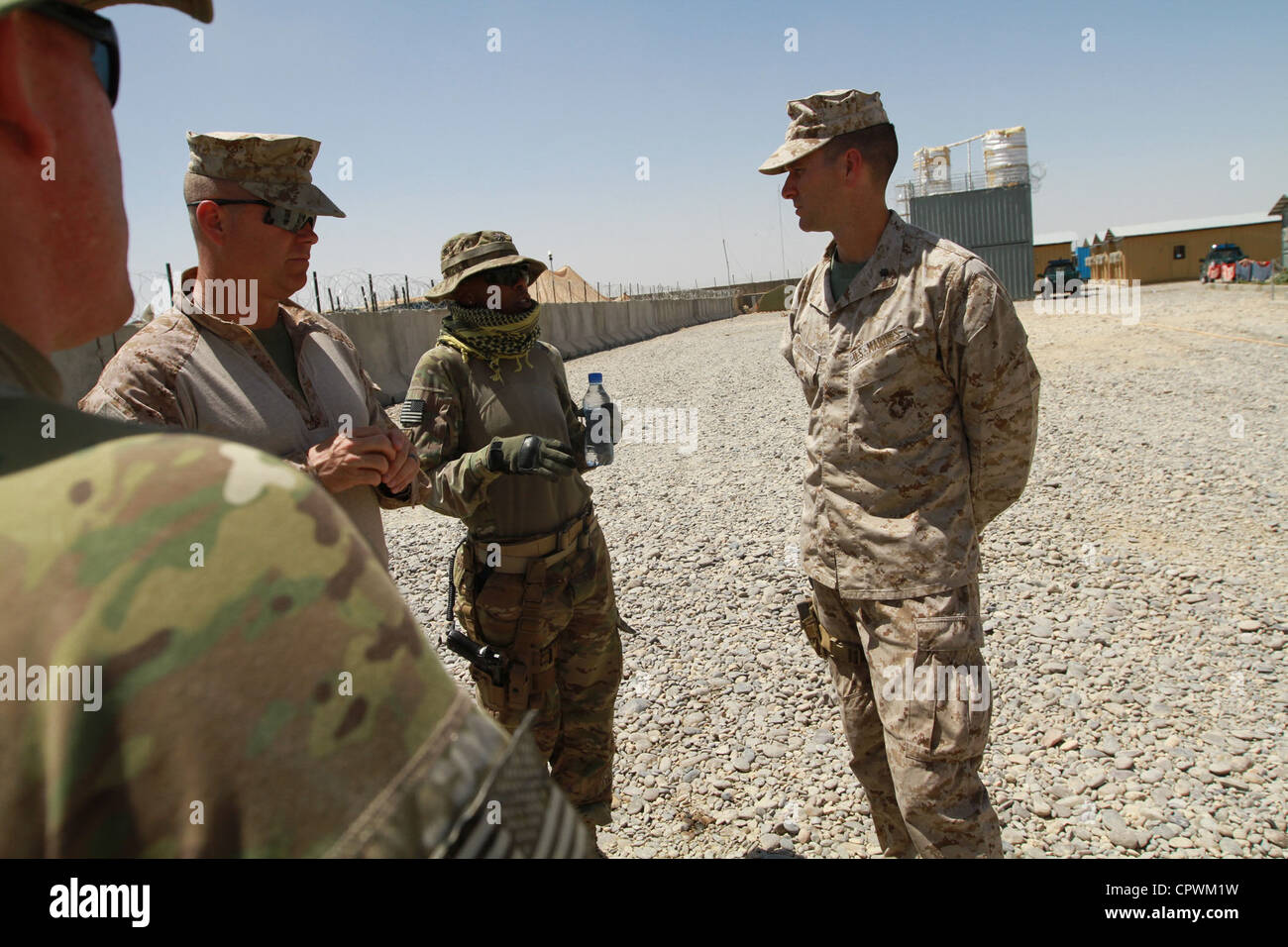 Die US-Luftwaffe Maj. Michelle Whitfield, eine Logistikerin der NATO Training Mission Afghanistan's Regional Support Command Southwest, spricht mit dem US Marine Corps LT. Col. Brent Weathers, einer Beraterin der Afghan National Police, auf dem Bhost Air Field in der Provinz Helmand, Afghanistan, 1. Juni 2012. Stockfoto