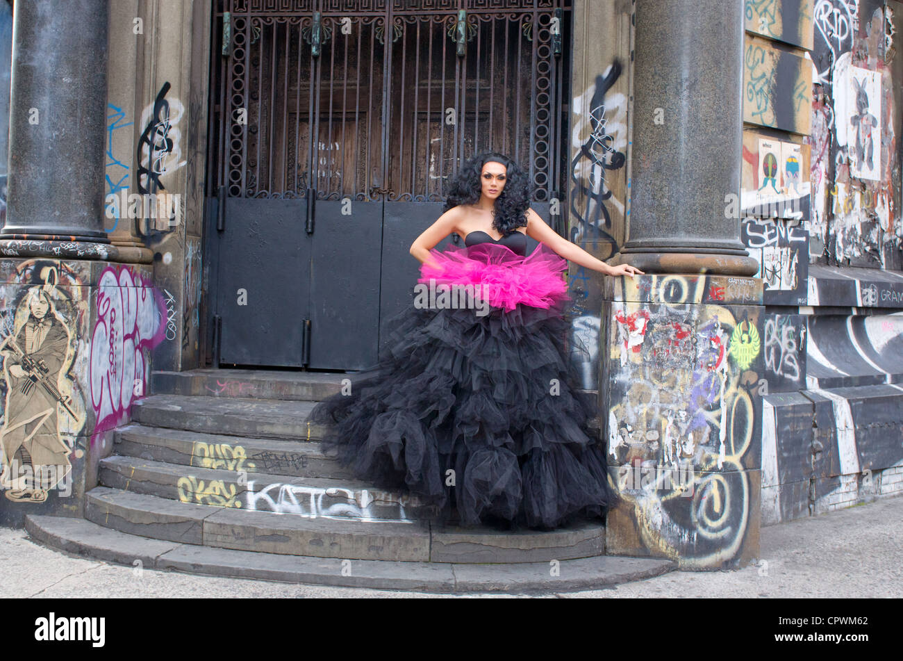 Modell in Abendkleid Posen vor Germania Bank mit Graffiti an der Bowery in New York City, Jay Maisel Studio nach Hause Stockfoto