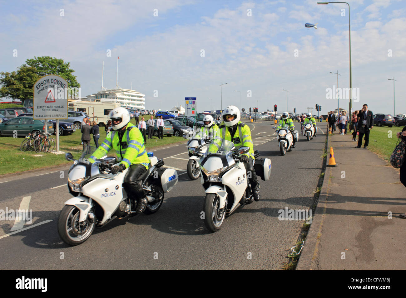 Polizei-Eskorte für die Königin verlassen die Tribüne am Derby-Tag am Epsom Downs Surrey England UK Stockfoto