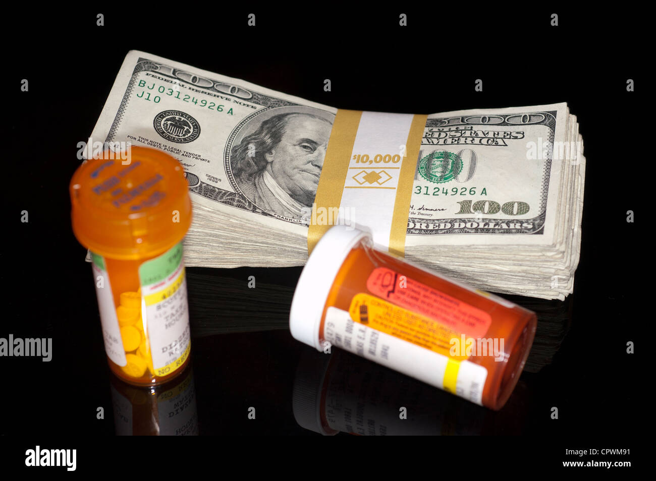 Stapel von Dollarnoten und Medikamente Stockfoto