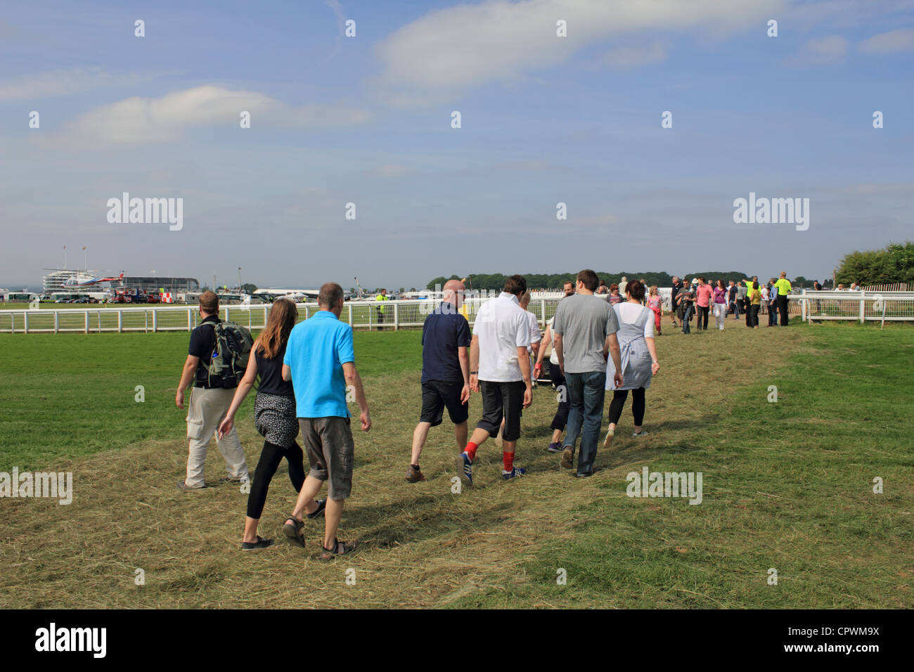 Menschen, die Überquerung der Strecke Derby Day auf Epsom Downs Surrey England UK Stockfoto