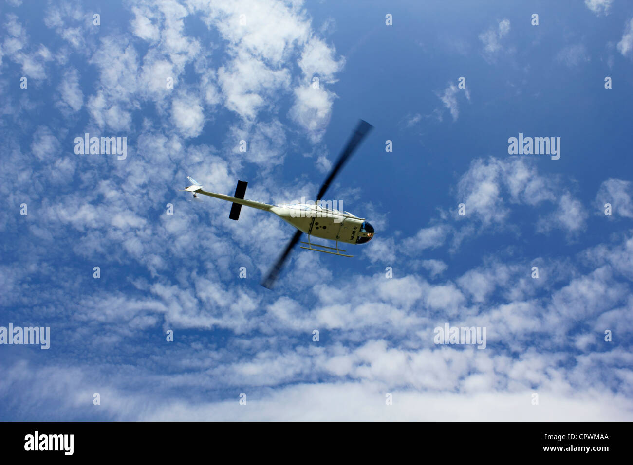 Hubschrauber fliegen über Epsom Downs am Derby-Tag. Surrey England UK Stockfoto