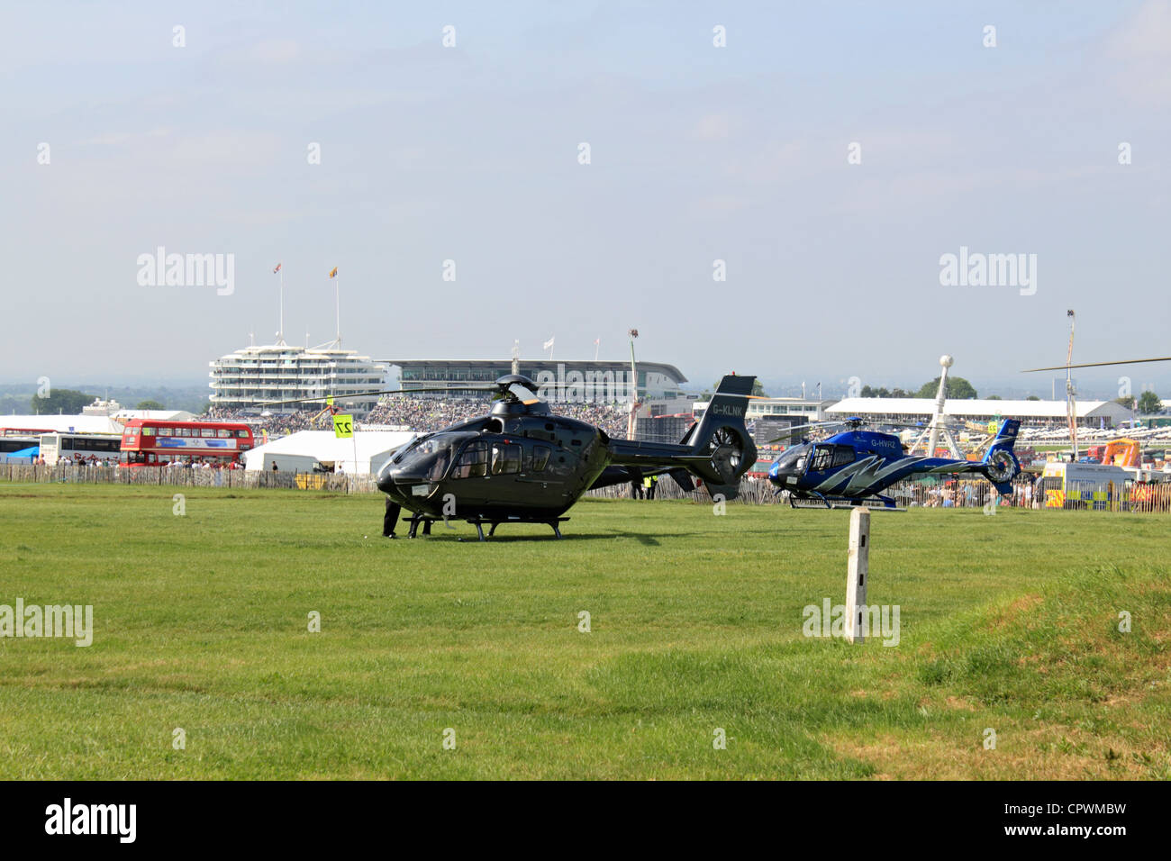Hubschrauber auf Epsom Downs am Derby Tag geparkt. Surrey England UK Stockfoto