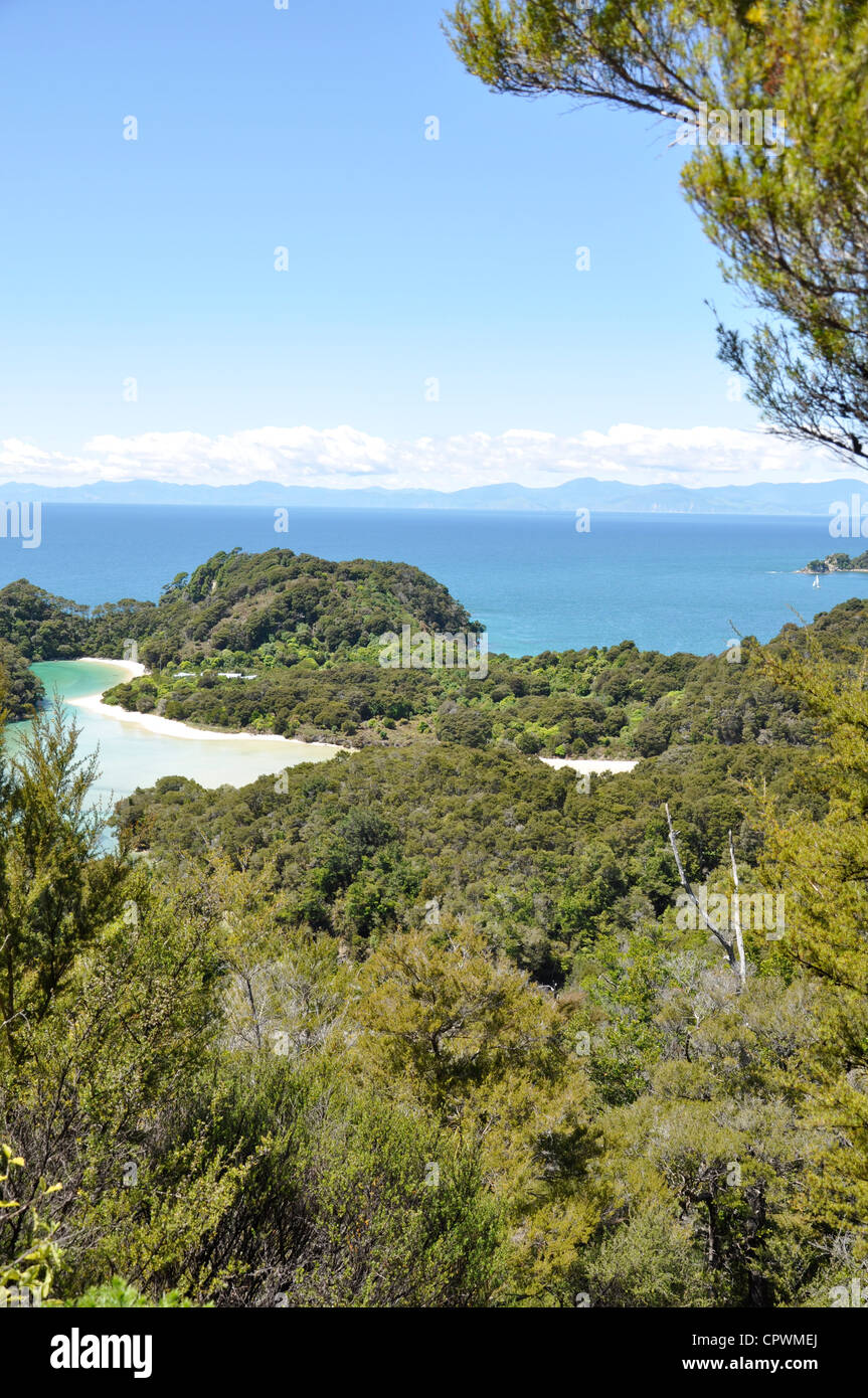 Abel Tasman National Park Frenchmans Bay Bucht Gezeiten-Lagune auf einem Aussichtspunkt entlang der Küste von oben gesehen. Stockfoto