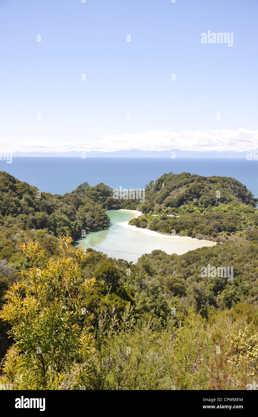 Abel Tasman National Park Frenchmans Bay Bucht Gezeiten-Lagune auf einem Aussichtspunkt entlang der Küste von oben gesehen. Stockfoto