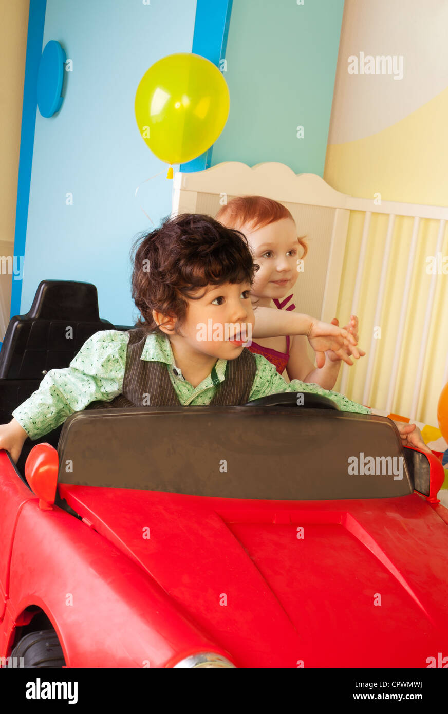 Jungen und Mädchen Spielzeugauto zusammen im Kinderzimmer Stockfoto