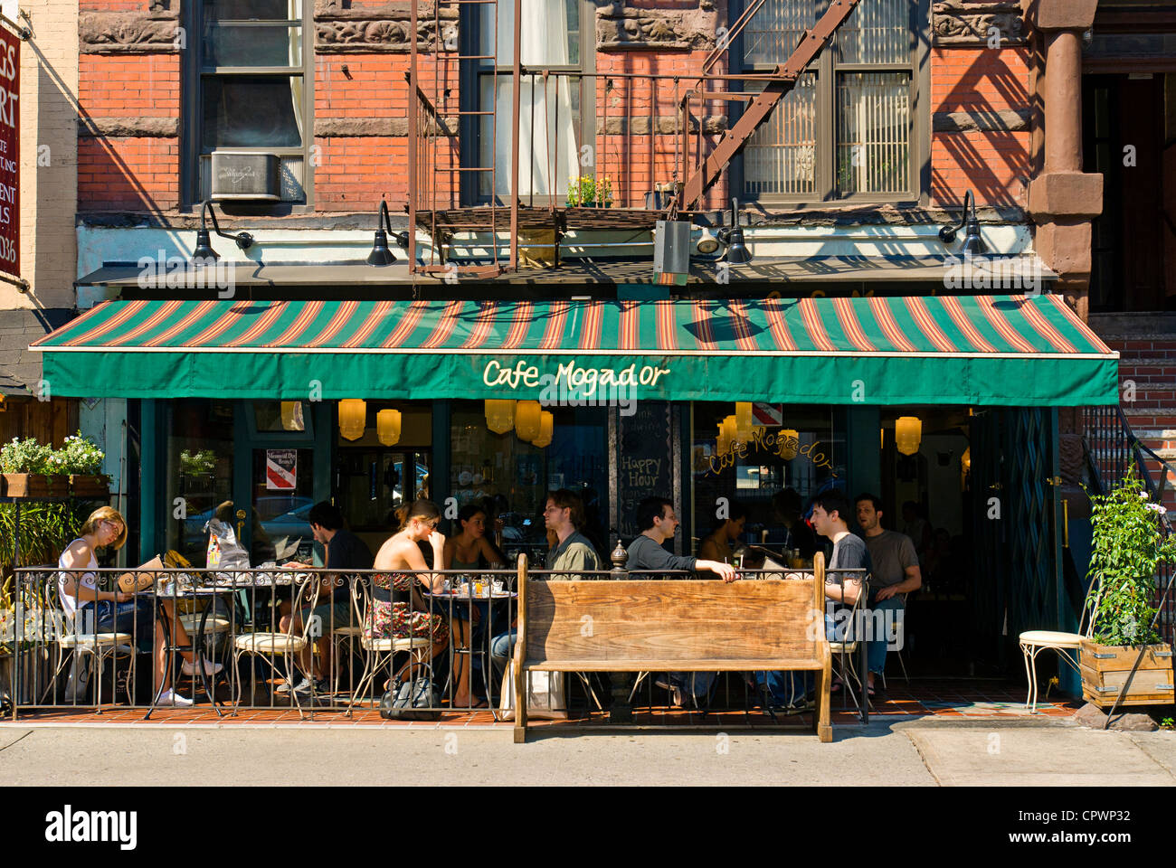 Café im Freien an der 8th Street im New Yorker Stadtteil East Village Nachbarschaft. Stockfoto