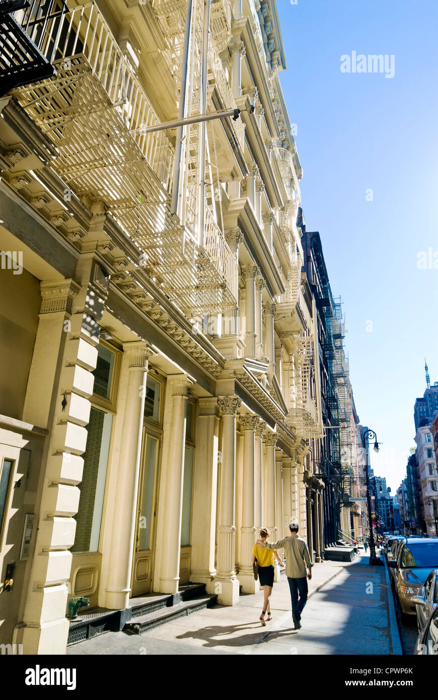 Paar zu Fuß durch werfen Eisen-Architektur in der Greene Street in SOHO Viertel, New York City. Stockfoto