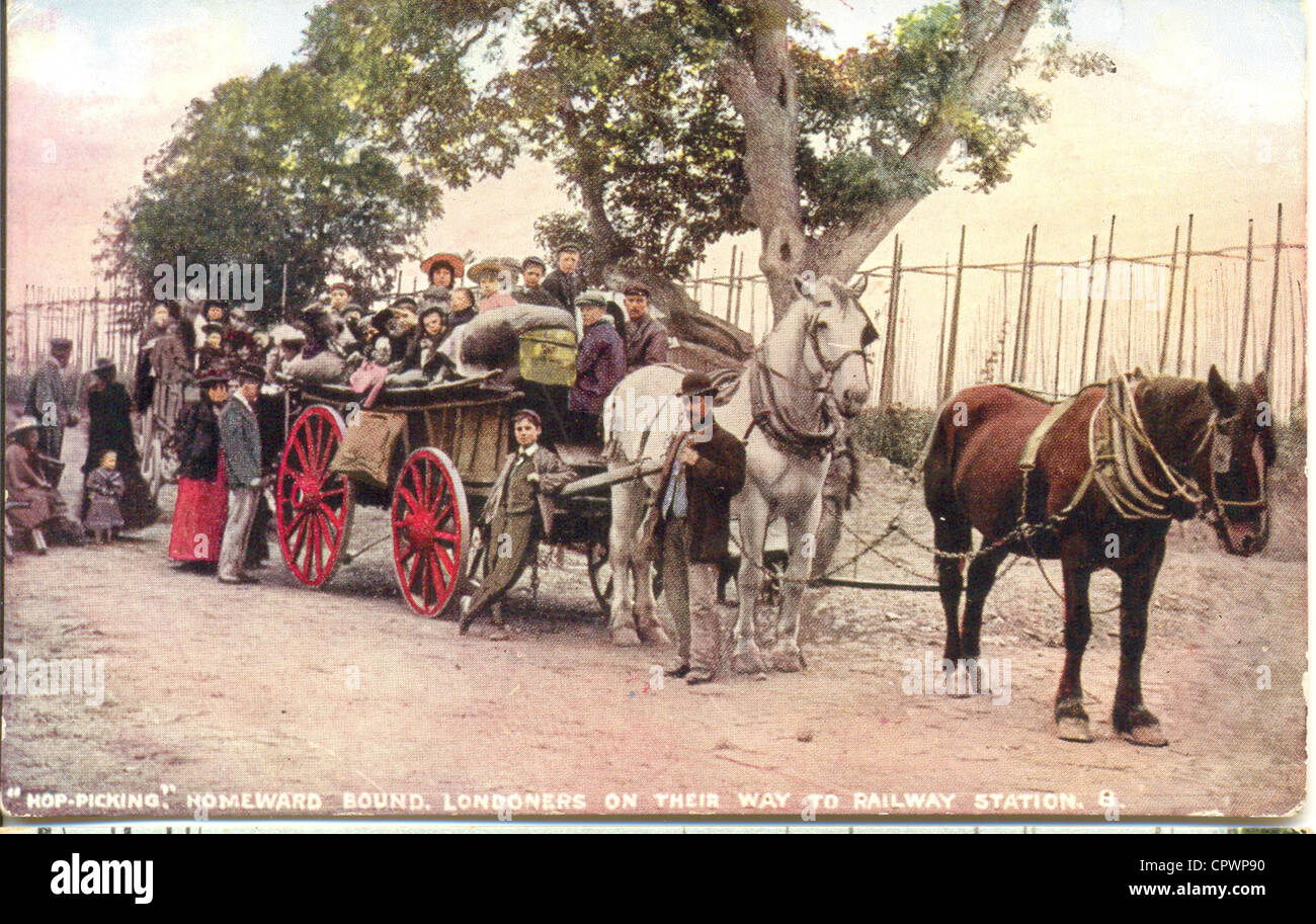 Postkarte von Londonern auf dem Weg zum Bahnhof nach hop Kommissionierung ca. 1905 Stockfoto