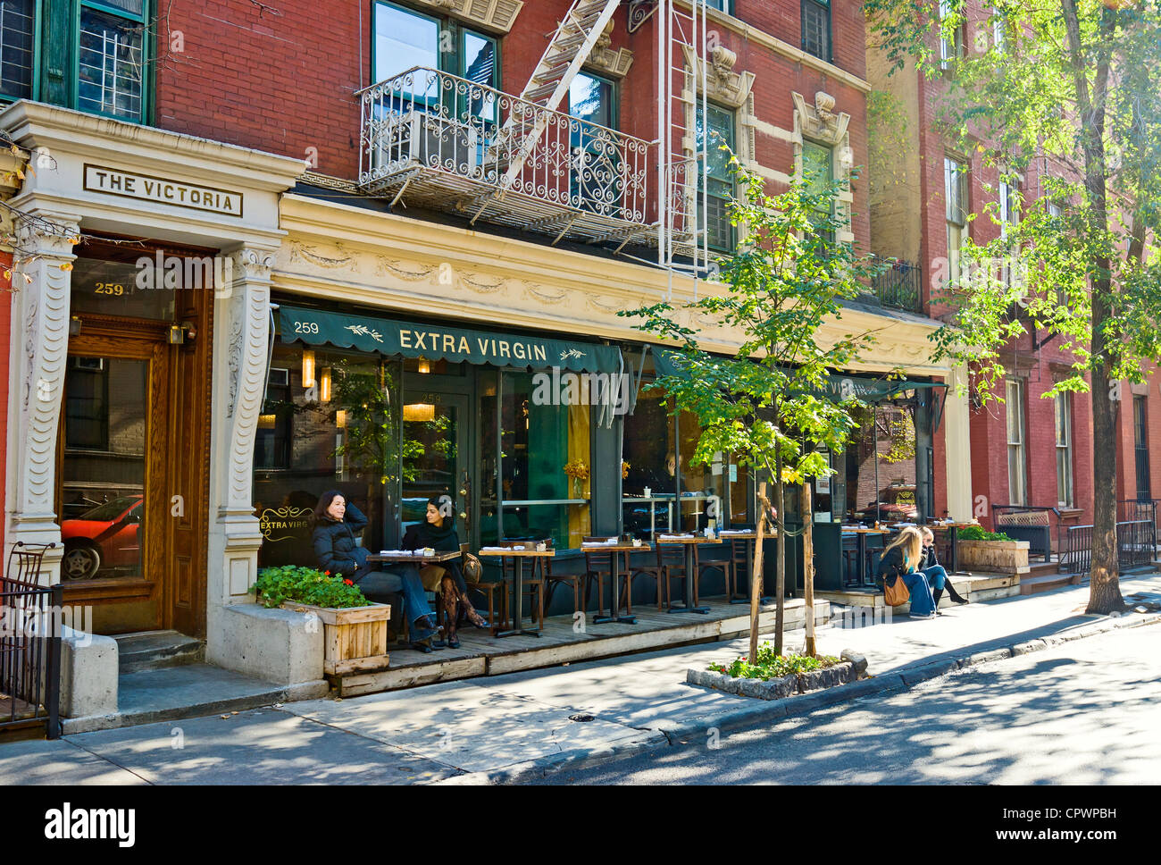 Cafe am West 4th Street, in der Nähe von Perry, West Village, Greenwich Village, New York City. Stockfoto