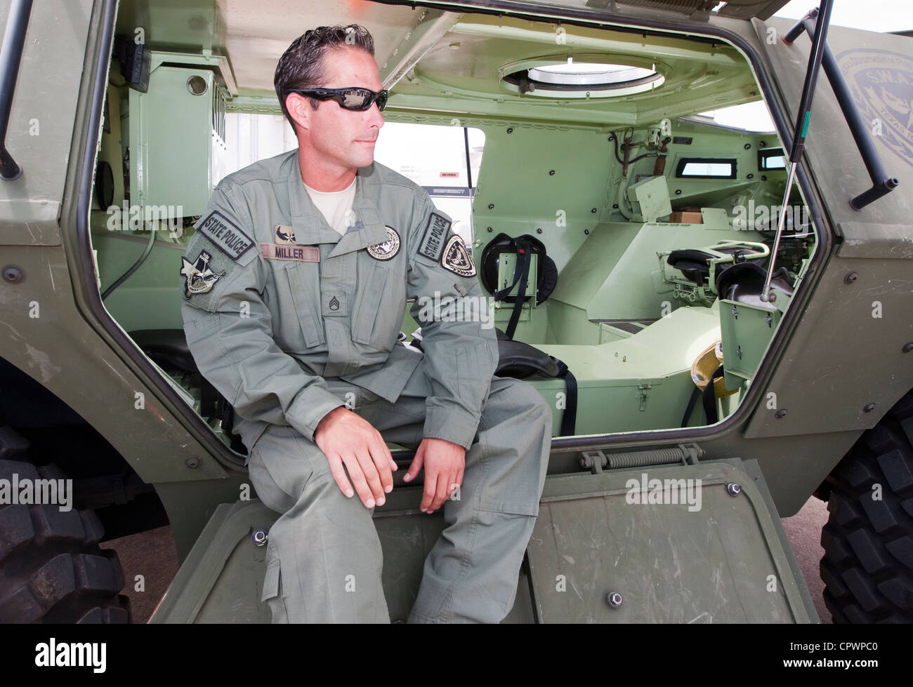 männliche Mitglied des Texas Department der öffentlichen Sicherheit SWAT-Teams, sitzt Abteilung Texas Rangers in gepanzerten Fahrzeug während des Trainings Stockfoto