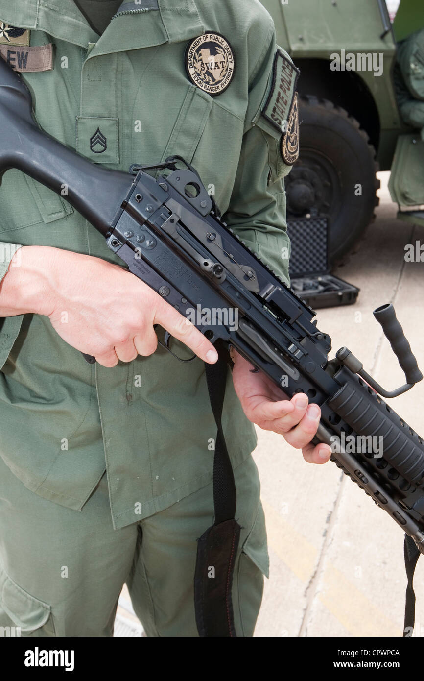 weißen männlichen Texas Abteilung der öffentlichen Sicherheit Ranger Abteilung SWAT Team special Operations übernimmt militärische Waffe Stockfoto
