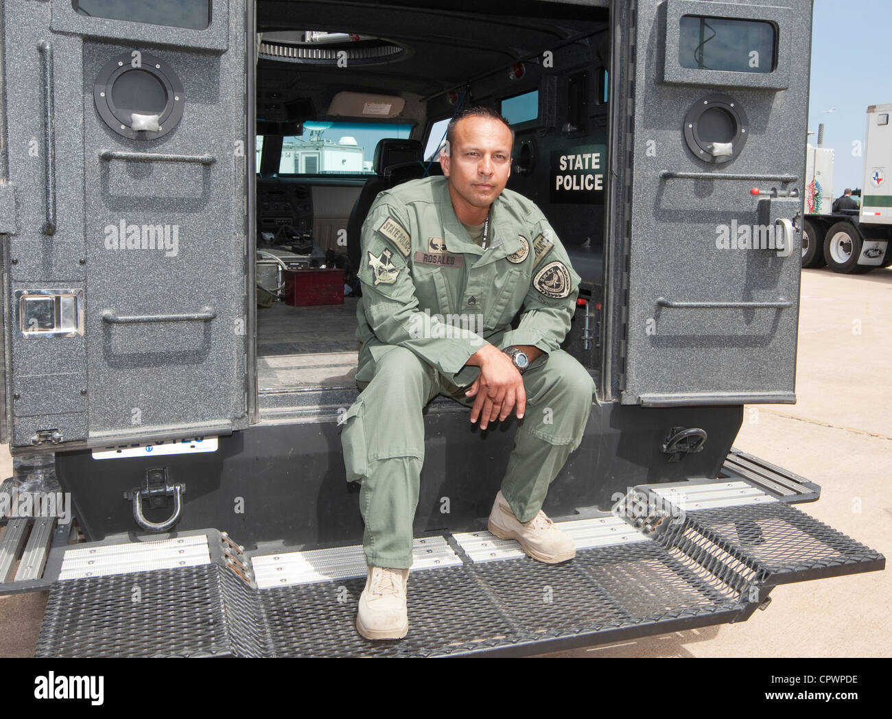 männliche Mitglied des Texas Department der öffentlichen Sicherheit SWAT-Teams, sitzt Abteilung Texas Rangers in gepanzerten Fahrzeug während des Trainings Stockfoto