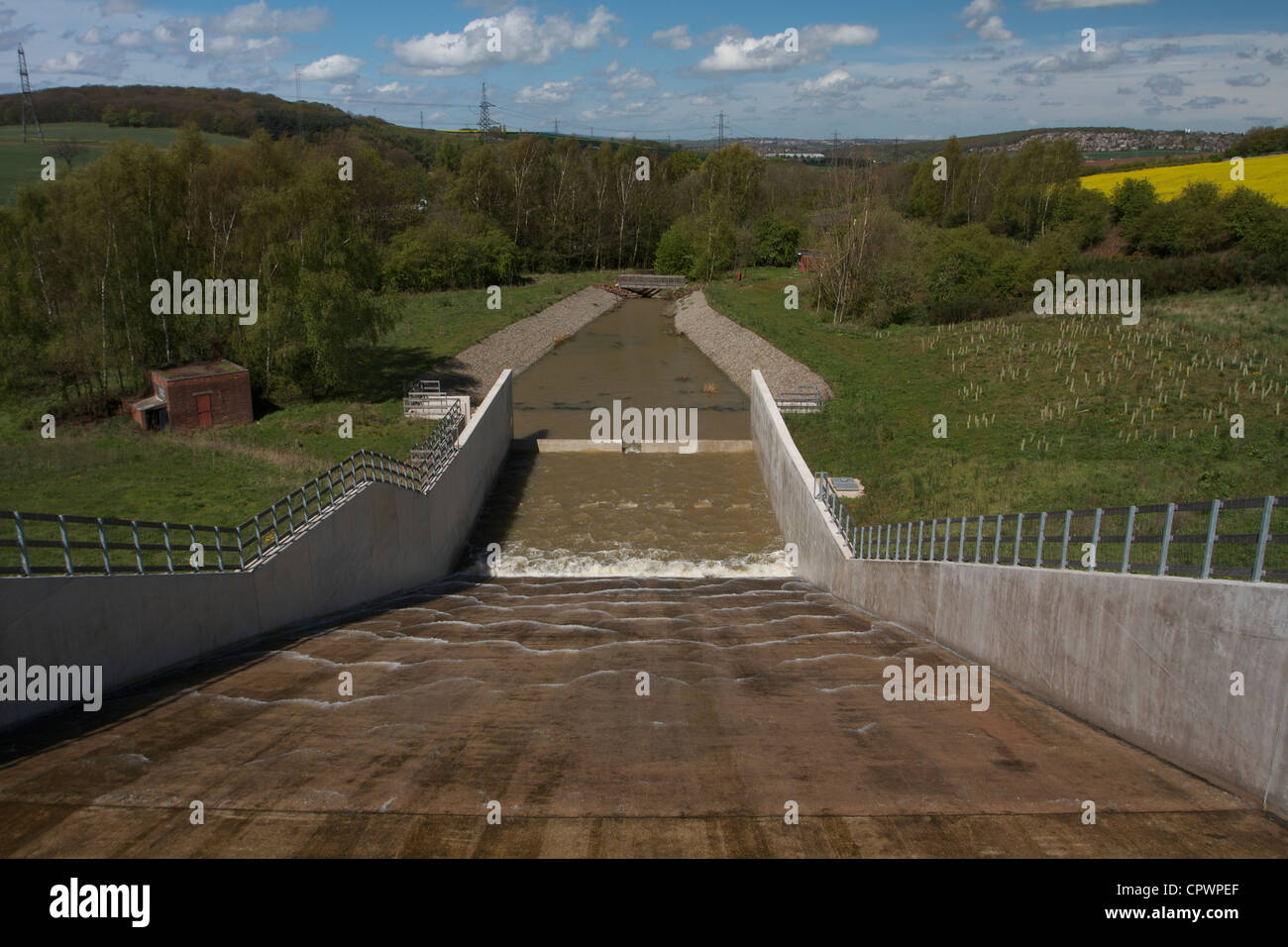 Reservoir Hochwasserentlastung Stockfoto