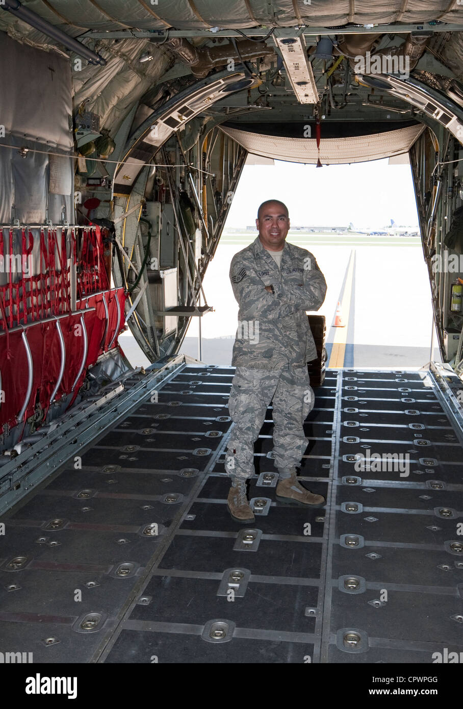Sargent Robert Lopez, Mitglied der Texas Air National Guard in leere C130 Frachtflugzeug beim Training Übung in Austin Stockfoto