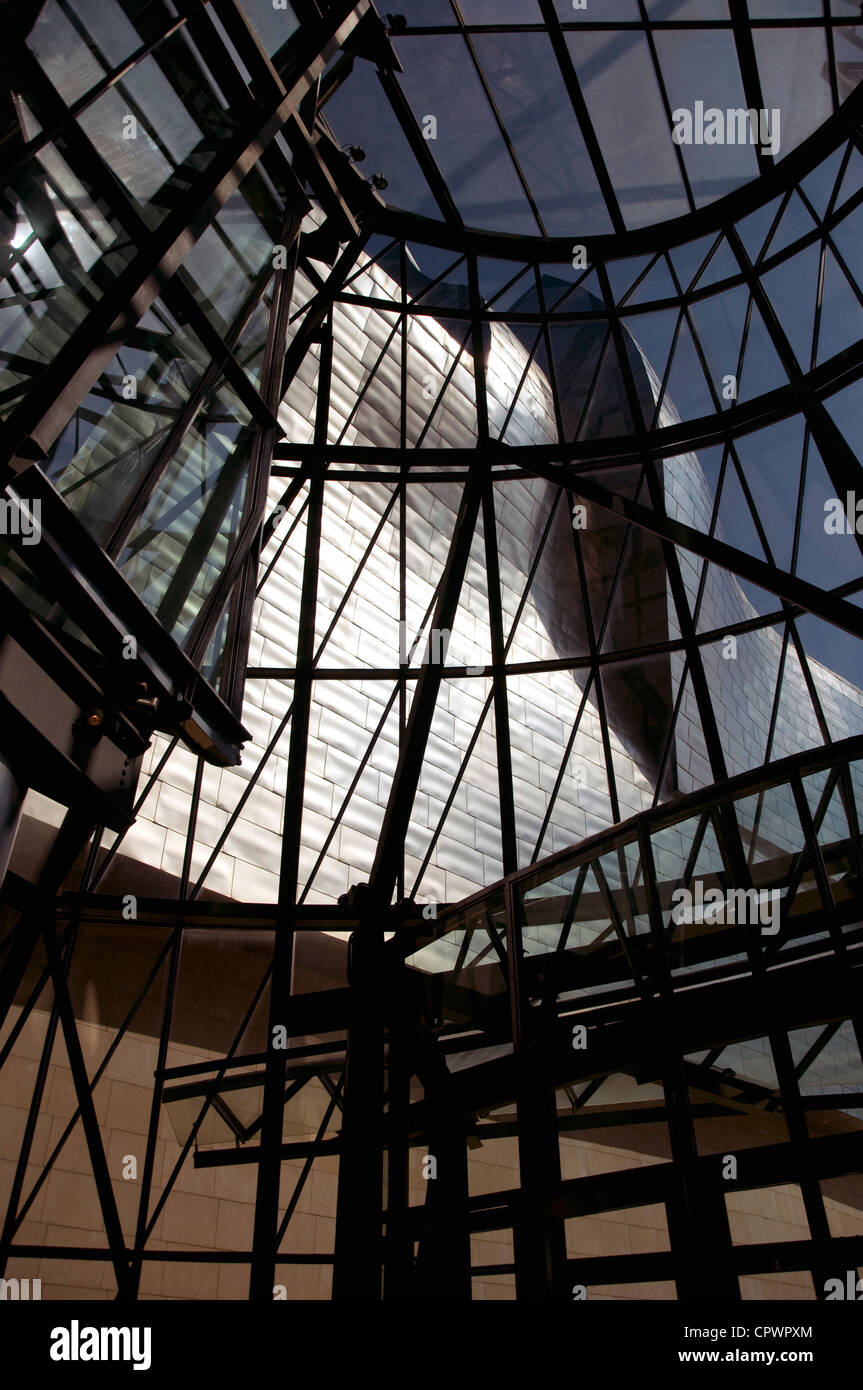Fast abstrakte Stahl Muster in der Struktur des Guggenheim Museum Bilbao angesehen vom Atrium innerhalb Stockfoto