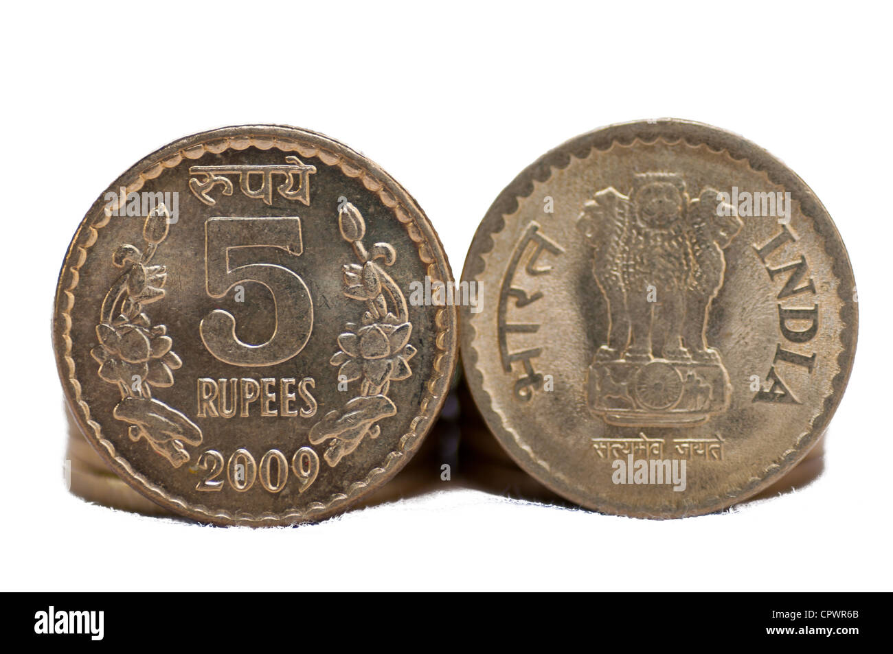 Nahaufnahme eines indischen Münze, 5 Rupien, beide Patina, isoliert auf weißem Hintergrund, Textfreiraum, Stockfoto
