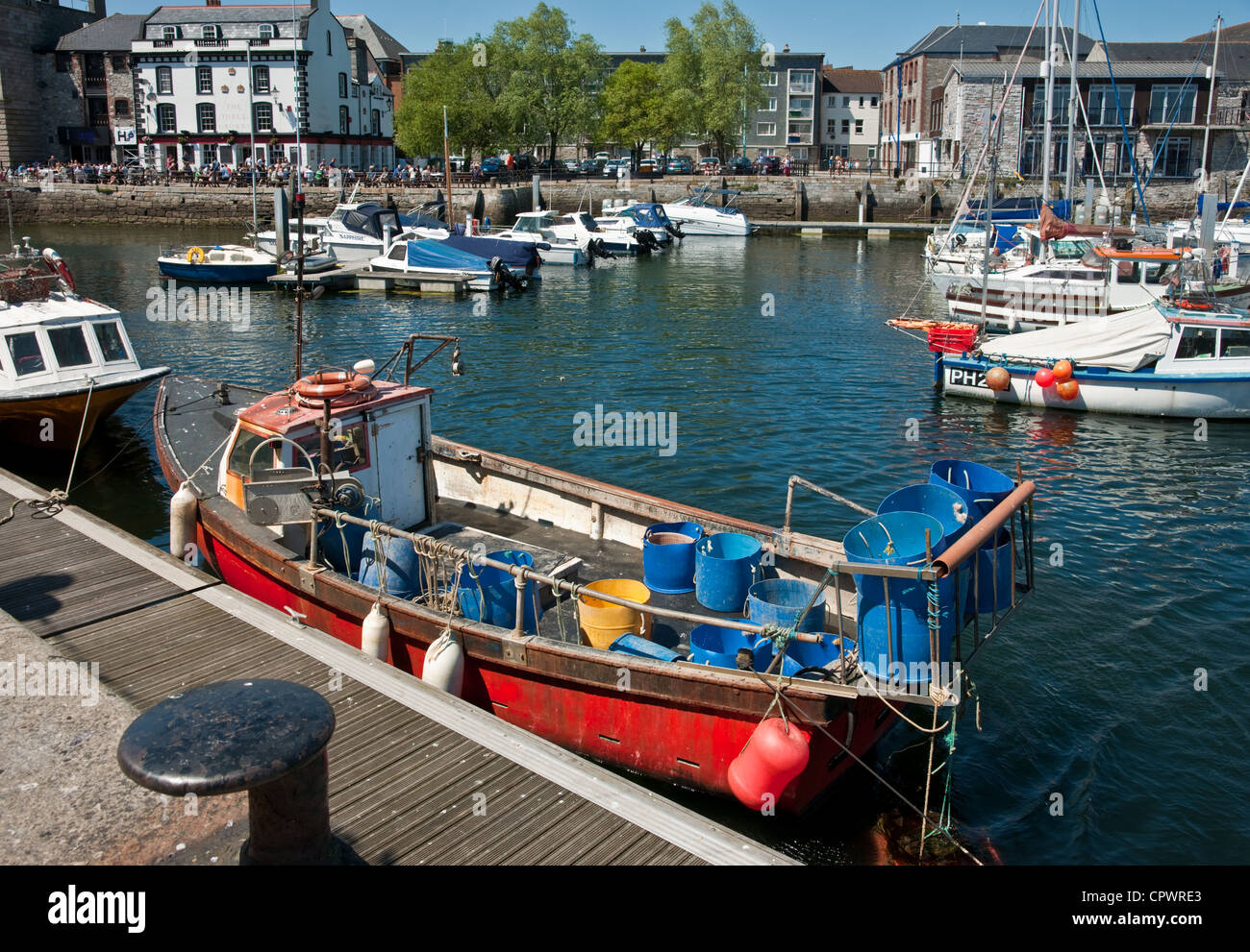 Sutton Harbour mit kleinen Booten, Plymouth, Devon Stockfoto