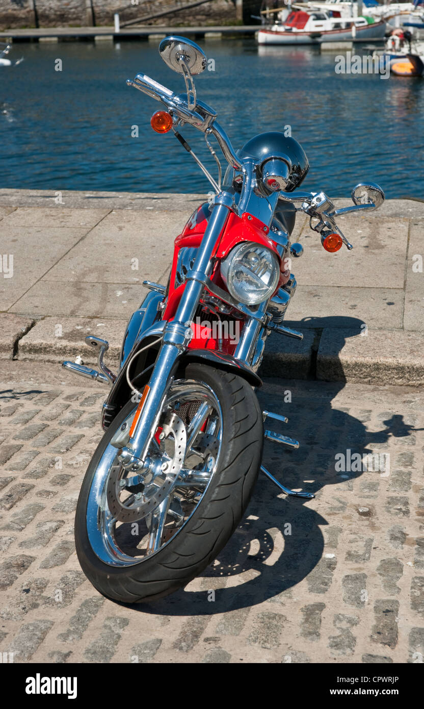 Ein glänzendes Motorrad geparkt am Hafen Stockfoto
