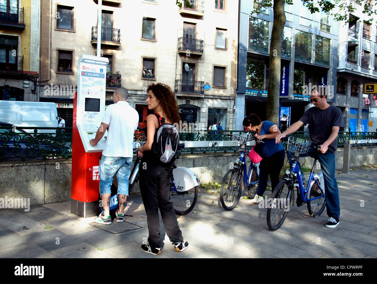 Vermietung von Fahrrädern aus einem "Rent-a-Bike" stehen im Zentrum von Bilbao Stockfoto
