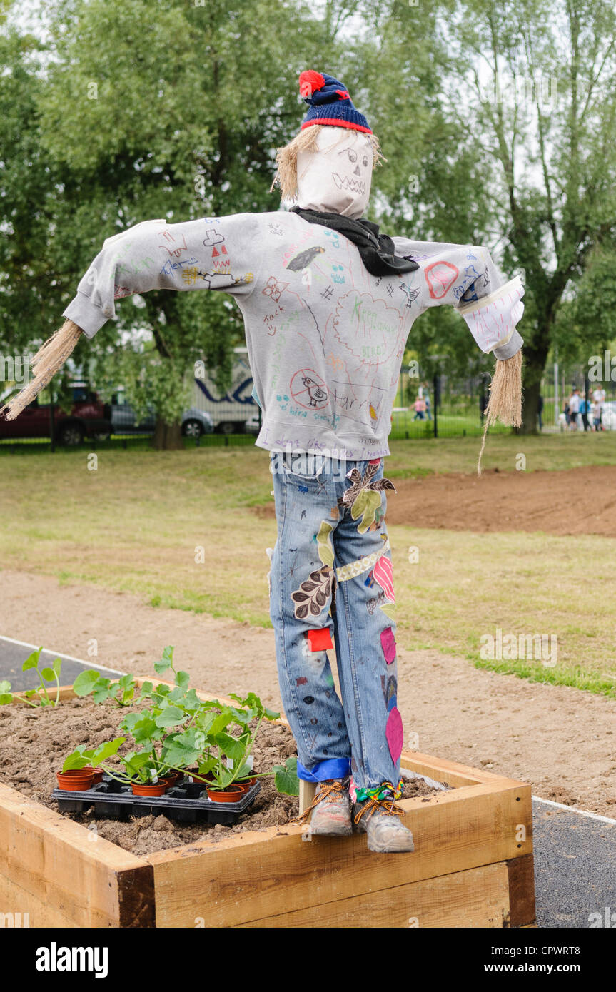 Eine Vogelscheuche in einem Gemeinschaftsgarten Stockfoto