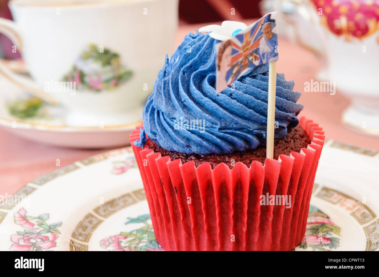 Rote, weiße & blau Cupcake mit Anschluß-Markierungsfahne zum Gedenken an die Königin Diamond jubilee Stockfoto