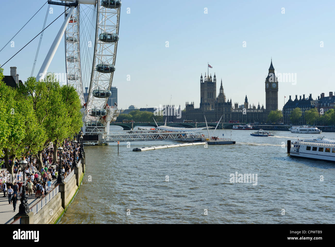 Das London Eye und die Houses of Parliament von Hungerford Bridge gesehen Stockfoto