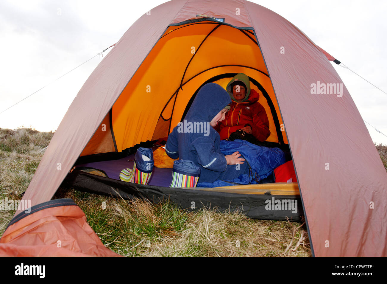 Mutter und Sohn organisieren sich in einem Zelt Stockfoto