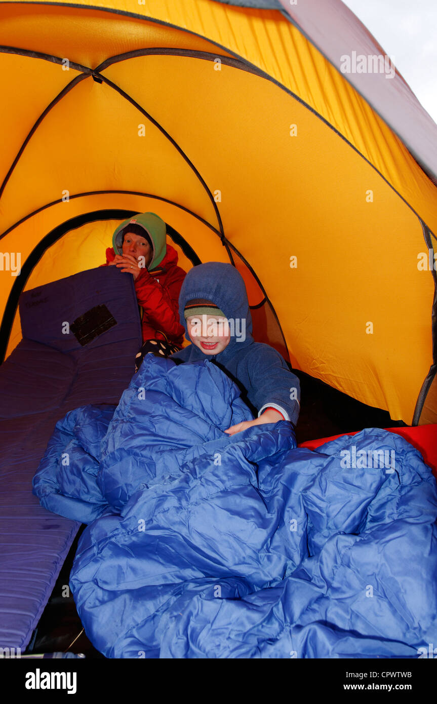 Mutter und Sohn organisieren sich in einem Zelt Stockfoto