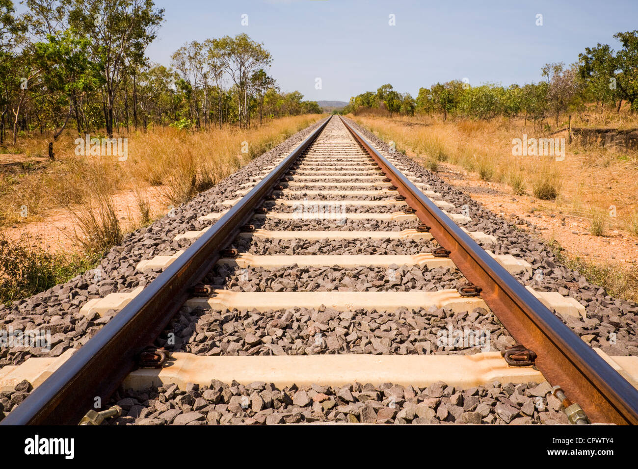 Outback Northern Territory Australien Eisenbahnstrecke. Dies ist die Grenze zwischen Alice und Darwin, gebaut für die neue Ghan. Stockfoto